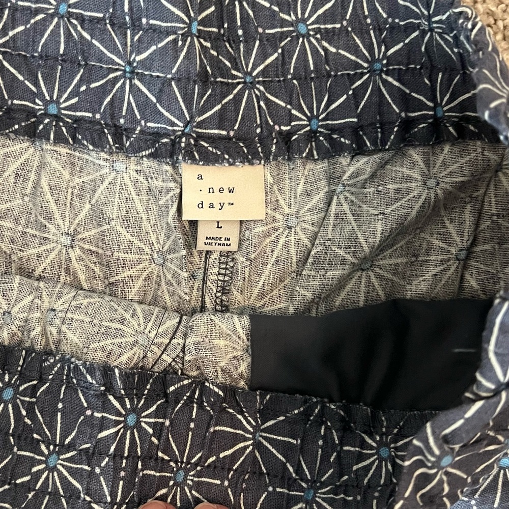 Geometric Patterned Women’s Shorts - Picture 4 of 5